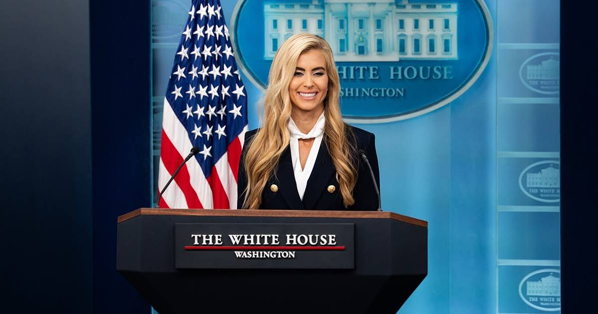 Katie Zacharia confunde Trump com o marido ao estrear como nova porta-voz da Casa Branca