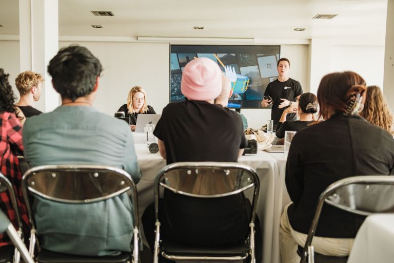 Equipe reunida em sala de conferência durante discussão de trabalho