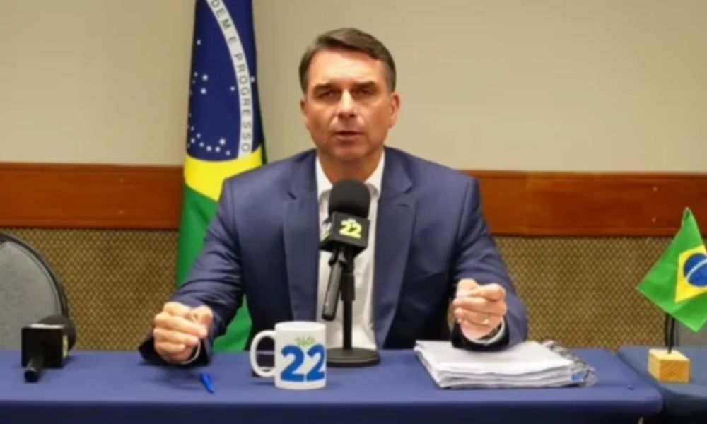 'Lula usa amigos do Judiciário para impor censura ao debate', diz Flávio Bolsonaro