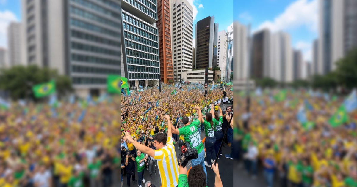 Com funk e axé, Flávio Bolsonaro transforma ato político em bloco de carnaval na Av. Paulista